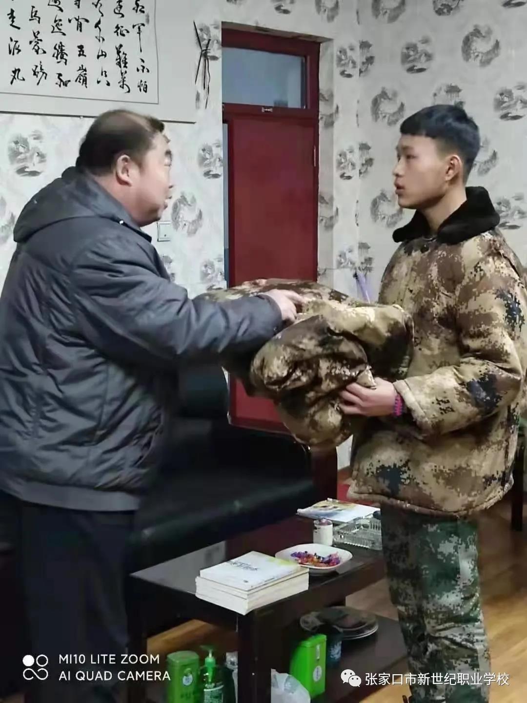 捐贈(zèng)棉衣2.jpg